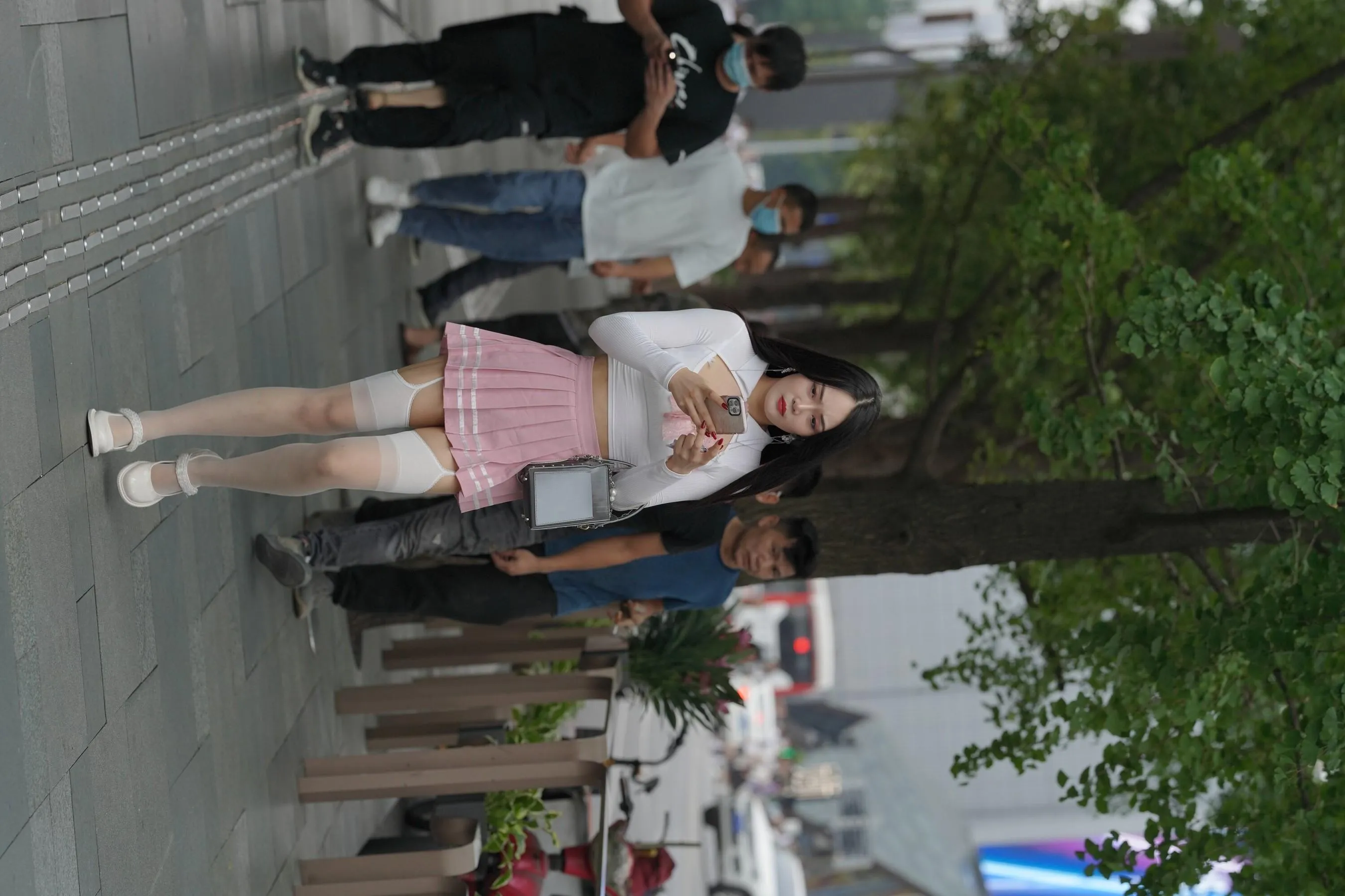魔镜街拍 NO.161 街拍白丝吊带袜美女 [109P]插图3